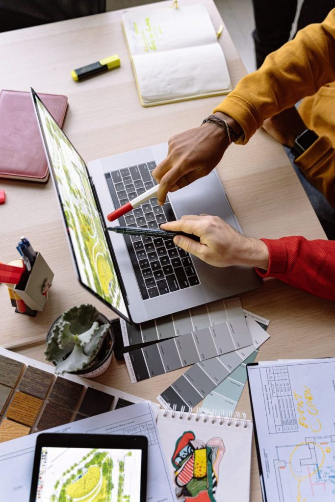 Service de design graphique, mise en page et déclinaison de chartes graphiques pour entreprises. Fichiers prêts pour l'impression en Belgique.